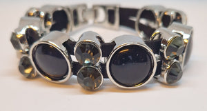 Armband med svarta stenar