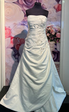 Ladda upp bild till gallerivisning, Brudklänning Romantica second hand / återbruk