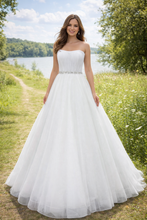 Ladda upp bild till gallerivisning, Brudklänning LQ Design ivory utan släp