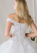 Ladda upp bild till gallerivisning, Brudklänning MoriLee 1050023