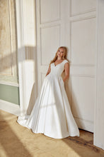 Ladda upp bild till gallerivisning, Brudklänning Sincerity 44547 ( ej onlineköp )