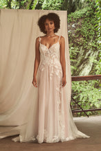 Ladda upp bild till gallerivisning, Brudklänning Lillian West 66271SD (ej onlineköp)