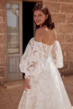 Ladda upp bild till gallerivisning, Brudklänning Lillian West 66333SL med ärmar ( ej onlineköp )