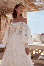 Ladda upp bild till gallerivisning, Brudklänning Lillian West 66333SL med ärmar ( ej onlineköp )