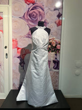 Ladda upp bild till gallerivisning, Brudklänning JJ House second hand / återbruk