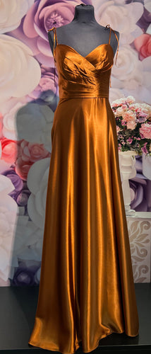 Lång klänning med slitz från PartyLine 99811 copper