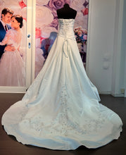 Ladda upp bild till gallerivisning, Brudklänning Romantica second hand / återbruk