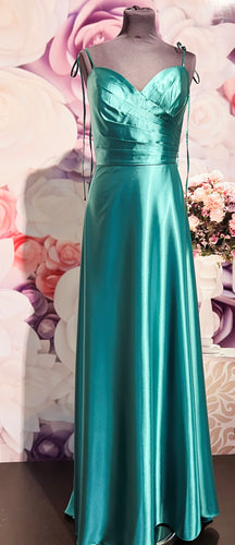 Lång klänning med slitz från PartyLine 99811 green