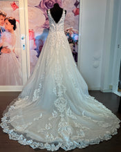 Ladda upp bild till gallerivisning, Brudklänning Maggie Sottero Trinity Lynette  second hand / återbruk
