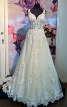 Ladda upp bild till gallerivisning, Brudklänning Maggie Sottero Trinity Lynette  second hand / återbruk