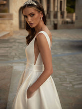 Ladda upp bild till gallerivisning, Brudklänning Opal Bianco Evento Limited Edition (ej onlineköp)