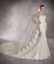 Ladda upp bild till gallerivisning, Brudklänning Pronovias Princia med extra släp  second hand / återbruk