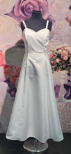 Ladda upp bild till gallerivisning, Brudklänning Stevies Gowns 1055 second hand / återbruk
